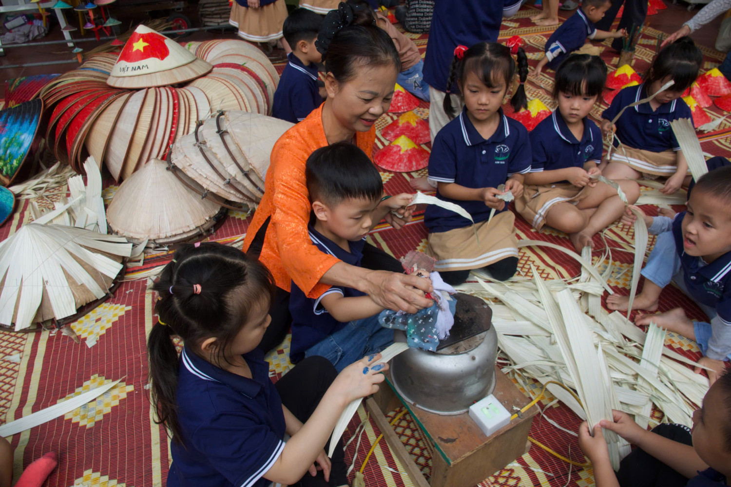 KHỐI 5 TUỔI TRẢI NGHIỆM NGHỀ LÀM NÓN TẠI LÀNG CHUÔNG