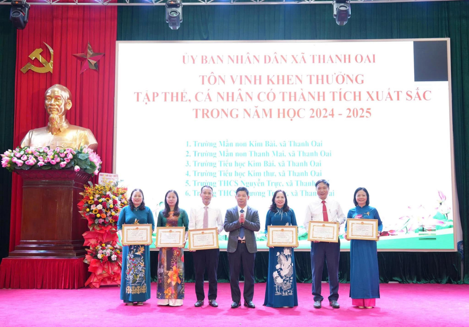 TRƯỜNG MẦM NON KIM BÀI VINH DỰ ĐƯỢC TUYÊN DƯƠNG TẠI LỄ KHEN THƯỞNG CÁC ĐIỂN HÌNH TIÊN TIẾN NGÀNH GIÁO DỤC XÃ THANH OAI NĂM 2025