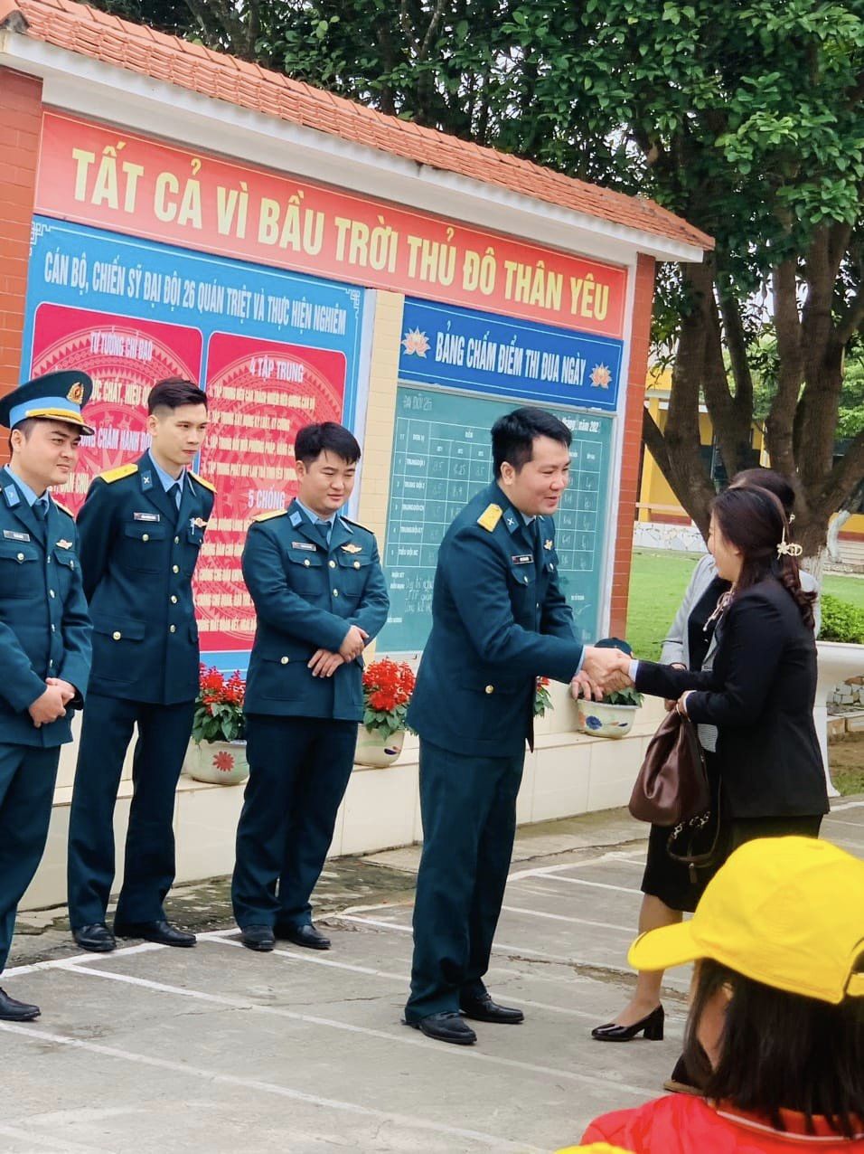 BUỔI THĂM QUAN DOANH TRẠI BỘ ĐỘI ĐẦY Ý NGHĨA CỦA CÁC BÉ TRƯỜNG MẦM NON THỊ TRẤN KIM BÀI