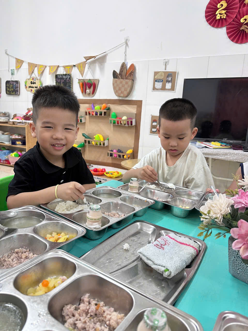 🌸 Hoạt động giờ ăn của các bé khối 4 tuổi – Trường Mầm non Kim Bài 🌸